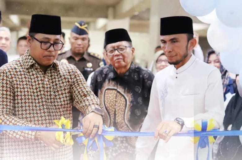 Wako Hendri disaksikan Wawako Allex, lakukan pengguntingan pita peresmian Istana Lansia, Rabu (28/5/2025) di komplek Islamic Centre.